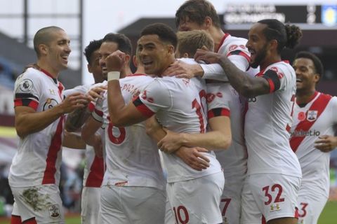 Οι παίκτες της Σαουθάμπτον πανηγυρίζουν για γκολ τους κόντρα στην Άστον Βίλα σε ματς για την Premier League