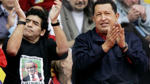 Ο Μαραντόνα με μπλούζα κατά του Τζορτζ Μπους σε διαμαρτυρία με τον πρόεδρο της Βενεζουέλα, Ούγκο Τσάβες το 2005.