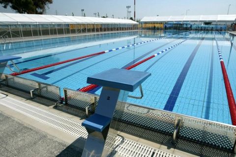 Ολυμπιακών διαστάσεων είναι η πισίνα στο Ολυμπιακό Χωριό , Πέμπτη 29 Ιουλίου 2004 . ΑΠΕ /