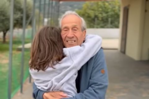 Η αγκαλιά του 9χρονου Στέλιου Κερασίδη στον 90χρονο, Στέλιο Πρασσά που τερμάτισε στον Μαραθώνιο