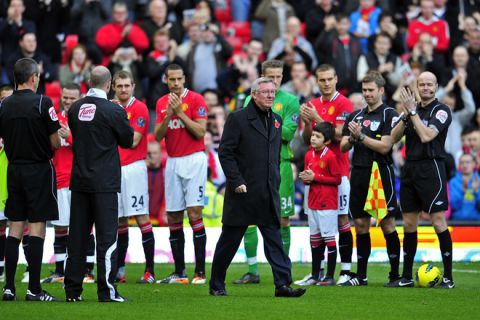 Players and officials give Manchester United's Scottish manager Sir Alex Ferguson a guard of honour as he celebrates his 25 years in charge before the English Premier League football match between Manchester United and Sunderland at Old Trafford in Manchester, north-west England on November 5, 2011. AFP PHOTO/GLYN KIRK

RESTRICTED TO EDITORIAL USE. No use with unauthorized audio, video, data, fixture lists, club/league logos or live services. Online in-match use limited to 45 images, no video emulation. No use in betting, games or single club/league/player publications (Photo credit should read GLYN KIRK/AFP/Getty Images)