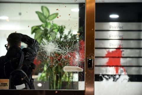 Επίθεση με πέτρες και μπογιές πραγματοποίησε το απόγευμα της Κυριακής 22 Οκτωβρίου 2017, ομάδα αγνώστων στα γραφεία της εφημερίδας "Εθνος" και της 24Media στην οδό Συγγρού. Οι άγνωστοι, έσπασαν την κεντρική είσοδο και έριξαν κόκκινες μπογιές στις εξωτερικές τζαμαρίες. 
(EUROKINISSI/ΤΑΤΙΑΝΑ ΜΠΟΛΑΡΗ)