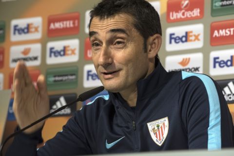 epa05062039 Athletic's head coach Ernesto Valverde attends a press conference held at Lezama sports complex in Bilbao, northern Spain, 09 December 2015. Athletic Bilbao will face AZ Alkmaar in an UEFA Europa League group L soccer match in Bilbao on 10 December.  EPA/Miguel Tona
