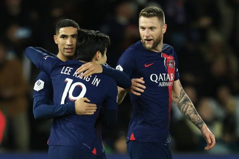 Ο Κανγκ-Ιν πανηγυρίζει μαζί με τους Χακίμι και Σκρίνιαρ το γκολ του κόντρα στην Μονπελιέ σε ματς της Ligue 1 | 3 Νοεμβρίου 2023