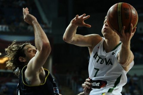 Argentina's Fabricio Oberto (L) vies with Lithuania's Martynas Pocius  during a World Cup Championship quarter final basketball match Lithuania versus Argentina in Istanbul on September 9, 2010. AFP PHOTO / FRANCK FIFE (Photo credit should read FRANCK FIFE/AFP/Getty Images)