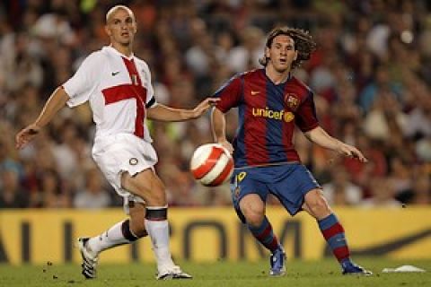  29/08/07 - - Barcelona (Spain) Barcelona's Messi and Inter de Milano Cambiasso during the game between FC Barcelona vs Inter de Milano of the Trofeu Joan Gamper played at Nou Camp stadium.. Photo: Manuel Queimadelos