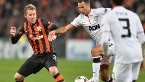 FC Shakhtar's Tomas Hubschman (L) vies with Manchester United's Ryan Giggs during the European Champions League football match FC Shakhtar vs Manchester United in Donetsk on October 2, 2013.       AFP PHOTO/ SERGEI SUPINSKYSERGEI SUPINSKY/AFP/Getty Images