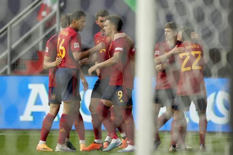 Οι παίκτες της Ισπανίας πανηγυρίζουν γκολ που σημείωσαν κόντρα στην Ιταλία για τα ημιτελικά του Nations 2022-2023 στο "Ντε Γκρολς Φέστε", Ενσχέντε | Πέμπτη 15 Ιουνίου 2023