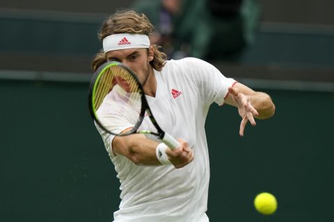 Ο Στέφανος Τσιτσιπάς σε αγώνα του στο Wimbledon 2021 