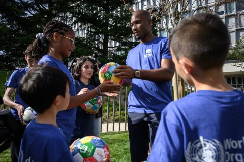 Ο Ντιντιέ Ντρογκμπά παίζει με παιδιά ως πρέσβης του ΠΟΥ για τον αθλητισμό και την υγεία