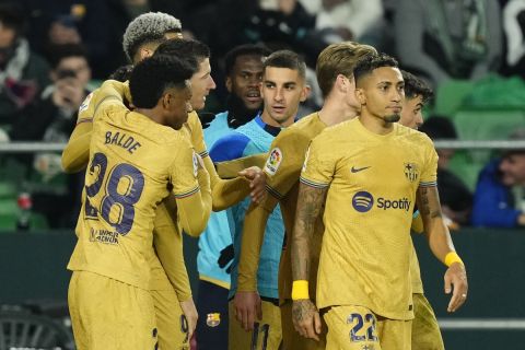 Οι παίκτες της Μπαρτσελόνα πανηγυρίζουν γκολ που σημείωσαν κόντρα στην Μπέτις για τη La Liga 2022-2023 στο "Μπενίτο Βιγιαμαρίν", Σεβίλλη | Τετάρτη 1 Φεβρουαρίου 2023