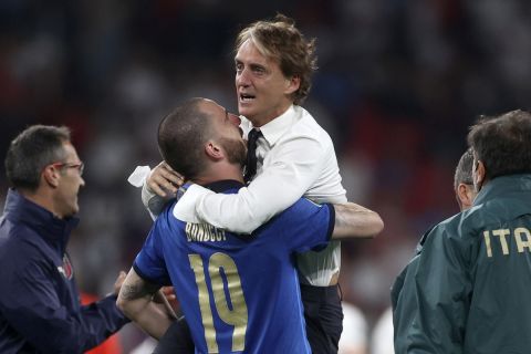 Ο Ρομπέρτο Μαντσίνι πανηγυρίζει μαζί με τον Λεονάρντο Μπονούτσι την κατάκτηση του Euro 2020 από την εθνική Ιταλίας | 11 Ιουλίου 2021