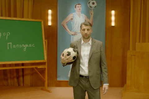"Ο Θοδωρής Παπαλουκάς παίζει ποδόσφαιρο και μας μαθαίνει Ρωσικά!"