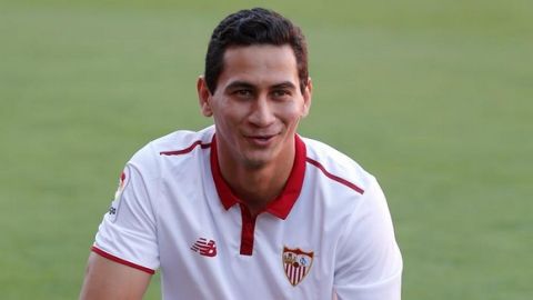 epa05435529 Brazilian midfielder Paulo Herrique Ganso, from Sao Paulo, poses for the media during his presentation as new player of Sevilla, at Sanchez Pizjuan stadium in Seville, Spain, 21 July 2016.  EPA/Jose Manuel Vidal