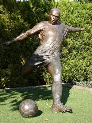 Οι ποδοσφαιριστές που έγιναν αγάλματα