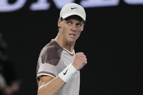 Σίνερ - Μεντβέντεφ 3-2: Ο Ιταλός έκανε εκπληκτική ανατροπή και πανηγύρισε τον πρώτο του τίτλο στο Australian Open