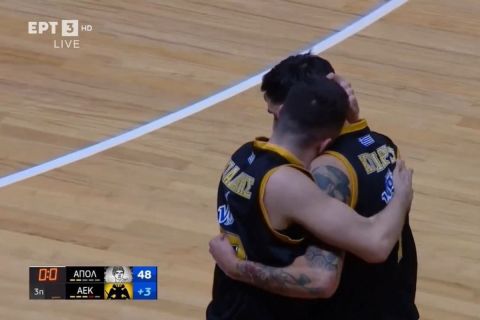 Απόλλωνας Πάτρας - ΑΕΚ: Ο Παπαδάκης σκόραρε με buzzer-beater και πανηγύρισε αγκαλιά με τον Κόνιαρη