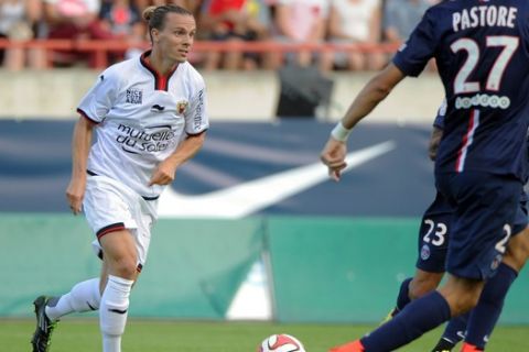 Nice's Swedish midfielder Niklas Hult (L) runs with the ball during the French friendly football match between Paris Saint-Germain (PSG) and Nice (OGCN), ahead of the L1 competition, on July 23, 2014, in Beziers, southern France. AFP PHOTO / SYLVAIN THOMAS        (Photo credit should read SYLVAIN THOMAS/AFP/Getty Images)