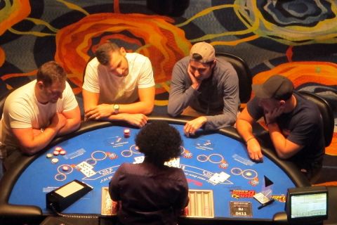 Dealer σε τραπέζι μπλακτζάκ σε καζίνο στο Ατλάτικ Σίτι
