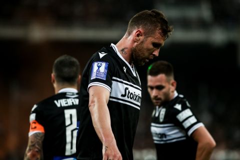 Ο απογοητευμένος Γιασμίν Κούρτιτς μετά την ήττα του ΠΑΟΚ στον τελικό του Κυπέλλου