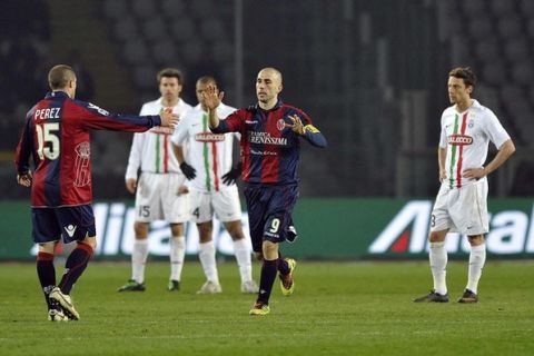 Bologna's Marco Di Vaio (C) celebrates after scoring against Juventus during their Italian Serie A soccer match at the Olympic stadium in Turin February 26, 2011.  REUTERS/Giorgio Perottino (ITALY - Tags: SPORT SOCCER)