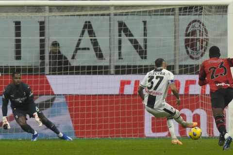 Ο Ρομπέρτο Περέιρα της Ουντινέζε εκτελεί πέναλτι κόντρα στη Μίλαν για τη Serie A 2023-2024 στο "Τζιουζέπε Μεάτσα", Μιλάνο | Σάββατο 4 Νοεμβρίου 2023