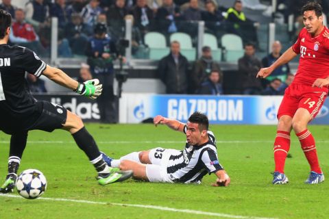 TURIN, ITALY - APRIL 10:  Claudio Pizarro (R) of Munich scores the 2nd team goal during the UEFA Champions League quarter-final second leg match between Juventus and FC Bayern Muenchen at Juventus Stadium on April 10, 2013 in Turin, Italy.  (Photo by Alexander Hassenstein/Bongarts/Getty Images)