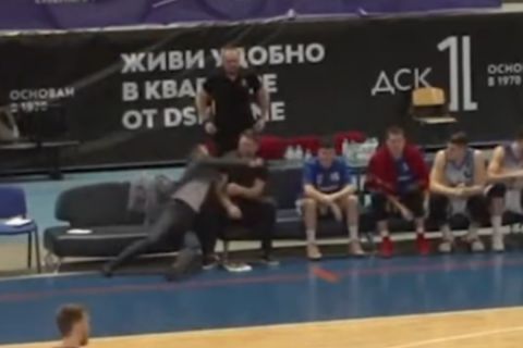 Τρελό περιστατικό στη Ρωσία, βοηθός επιχείρησε να ρίξει μπουνιά στον προπονητή 