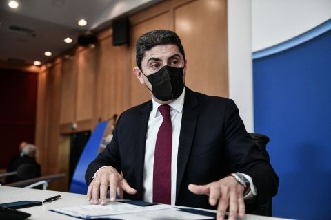 Ο Λευτέρης Αυγενάκης κατά τη διάρκεια των ανακοινώσεων της κυβέρνησης των μέτρων κατά της οπαδικής βίας
