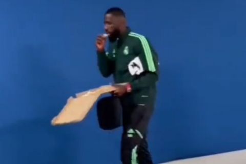 Ο Ρίντιγκερ αποχωρεί από το γήπεδο μετά το Ρεάλ - Σαχτάρ τρώγοντας πίτσα