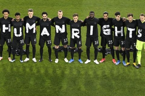 Οι παίκτες της Γερμανίας φωτογραφίζονται με φανέλες υπέρ των ανθρωπίνων δικαιωμάτων