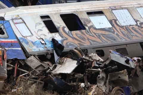 Βαγόνι από το επιβατικό τρένο που συγκρούστηκε με εμπορική αμαξοστοιχία στα Τέμπη