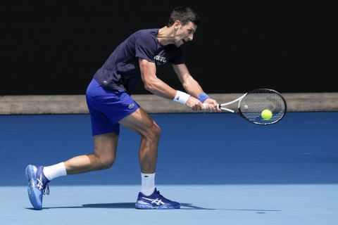 Ο Νόβακ Τζόκοβιτς προπονείται στη Rod Laver Arena ενόψει του Australian Open