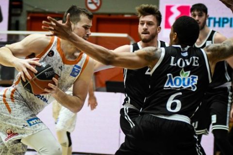 Ο Δημήτρης Αγραβάνης σε φάση από τον αγώνα του Προμηθέα με τον ΠΑΟΚ για τη Stoiximan Basket League