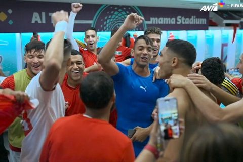 Οι παίκτες του Μαρόκου πανηγυρίζουν στα αποδυτήρια μετά τη νίκη επί του Βελγίου