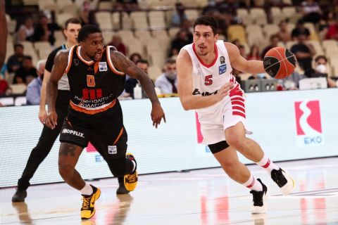 Ο Γιαννούλης Λαρεντζάκης με τον Κέντρικ Ρέι στο πρώτο παιχνίδι του Ολυμπιακού με τον Προμηθέα για τα ημιτελικά της Stoiximan Basket League
