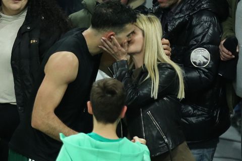 Κώστας Σλούκας: Το τρυφερό φιλί με τη σύζυγό του μετά από τον θρίαμβο επί της Μπαρτσελόνα
