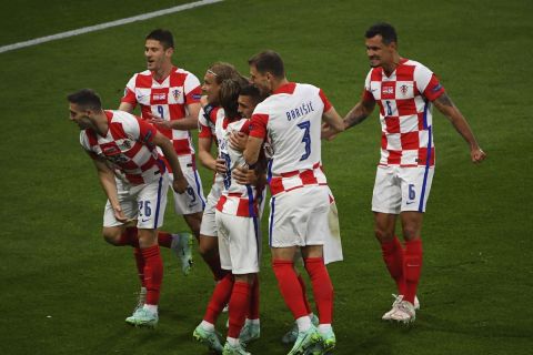 Οι παίκτες της Κροατίας πανηγυρίζουν γκολ που σημείωσαν κόντρα στη Σκωτία για τη φάση των ομίλων του Euro 2020 στο "Χάμπντεν Παρκ", Γλασκώβη | Τρίτη 22 Ιουνίου 2021