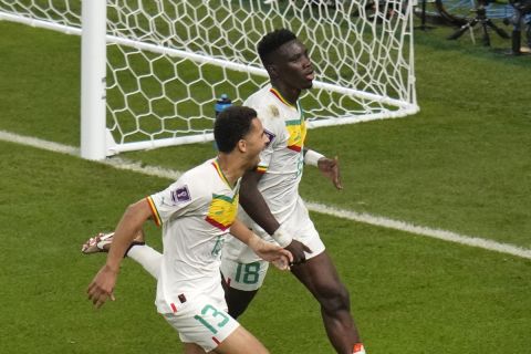 Ο Ισμαϊλά Σαρ της Σενεγάλης πανηγυρίζει με ον Φαμαρά Ντιεντιού γκολ που σημείωσε κόντρα στο Εκουαδόρ για τη φάση των ομίλων του Παγκοσμίου Κυπέλλου 2022 στο "Καλίφα", Ντόχα | Τρίτη 29 Νοεμβρίου 2022