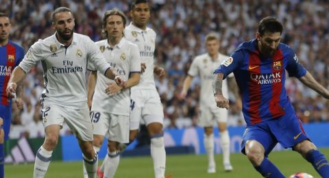 Barcelona's Lionel Messi, right, scores during a Spanish La Liga soccer match between Real Madrid and Barcelona, dubbed 'el clasico', at the Santiago Bernabeu stadium in Madrid, Spain, Sunday, April 23, 2017. (AP Photo/Francisco Seco)