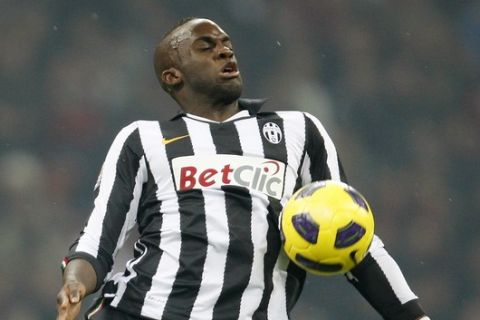 Juventus midfielder Mohamed Lamine Sissoko, of France, controls the ball during the Serie A soccer match between AC Milan and Juventus at the San Siro stadium in Milan, Italy, Saturday, Oct. 30, 2010. (AP Photo/Antonio Calanni)