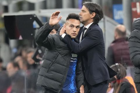 Ο Σιμόνε Ιντζάγκι αγκαλιάζει τον Λαουτάρο Μαρτίνες σε ματς της Ίντερ για το Κύπελλο Ιταλίας απέναντι στην Μίλαν | 19 Απριλίου 2022