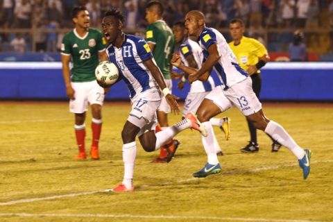 Honduras' Alberth Elis, left, celebrates after scoring against Mexico during a 2018 World Cup qualifying soccer match in San Pedro Sula, Hondura, Tuesday, Oct. 10, 2017. (AP Photo/Moises Castillo)