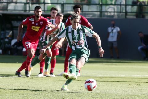 Ο Ματέους Βιτάλ του Παναθηναϊκού εκτελεί πέναλτι απέναντι στον Βόλο για τη Super League Interwetten 2021-2022 στο "Απόστολος Νικολαΐδης" | Κυριακή 26 Σεπτεμβρίου 2021
