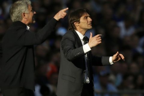 Αντόνιο Κόντε και Ζοζέ Μουρίνιο δίνουν οδηγίες στους παίκτες τους κατά τη διάρκεια τελικού του FA Cup μεταξύ της Τσέλσι και της Μάντσεστερ Γιουνάιτεντ