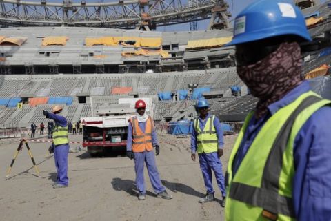 Εργάτες στο γήπεδο του Λουσαΐλ στο Κατάρ