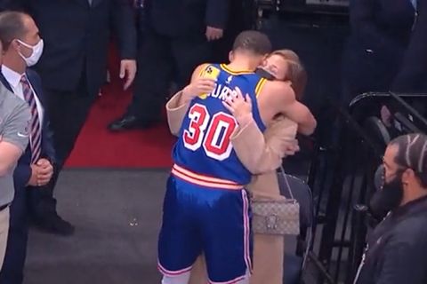 NBA: Ο Στεφ Κάρι αγκάλιασε την μητέρα του και τον πατέρα του