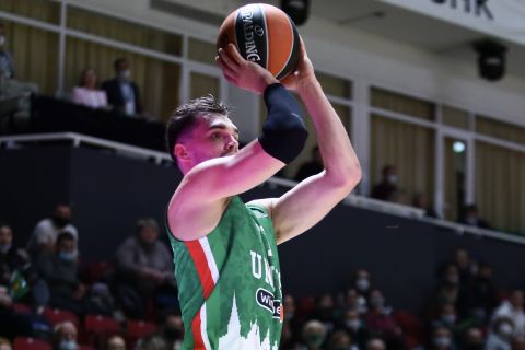 Ο Μάριο Χεζόνια σουτάρει σε αγώνα της EuroLeague