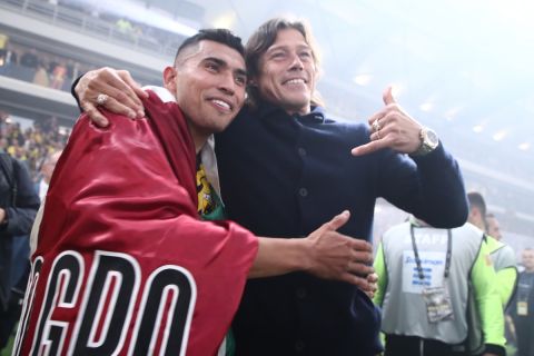 Η αγκαλιά του Ορμπελίν Πινέδα με τον Ματίας Αλμέιδα στη φιέστα τίτλου της ΑΕΚ