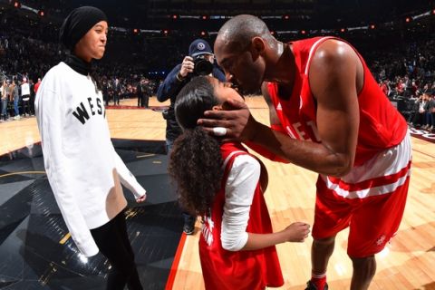 TORONTO, CANADA - FEBRUARY 14:  Kobe Bryant #24 of the Western Conference All-Stars kisses his daughters during halftime of the NBA All-Star Game as part of the 2016 NBA All Star Weekend on February 14, 2016 at the Air Canada Centre in Toronto, Ontario, Canada.  NOTE TO USER: User expressly acknowledges and agrees that, by downloading and or using this Photograph, user is consenting to the terms and conditions of the Getty Images License Agreement.  Mandatory Copyright Notice: Copyright 2016 NBAE (Photo by Jesse D. Garrabrant/NBAE via Getty Images)